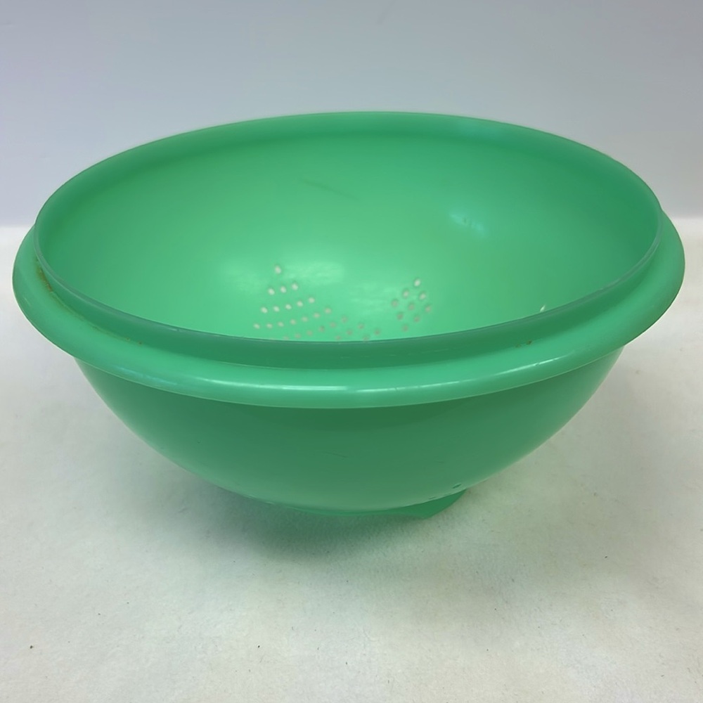 Vintage 1970’sTUPPERWARE Jadite green colander/ strainer